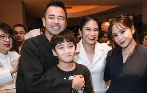 Deretan artis yang hadir di gala premiere film Esok Tanpa Ibu. [Foto: IG/@raffinagita1717]