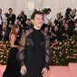 Harry Styles di karpet merah Met Gala 2019 di Metropolitan Museum of Art, New York, Amerika Serikat, 6 Mei 2019. (ANGELA WEISS / AFP)