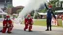 Petugas pemadam kebakaran melakukan simulasi pemadaman saat kompetisi Fire Safety Challenge di Kantor Dinas Penanggulangan Kebakaran dan Penyelamatan Pemprov DKI Jakarta, Rabu (2/6/2021). Kompetisi ini diselenggarakan selama tiga hari. (Liputan6.com/Faizal Fanani)