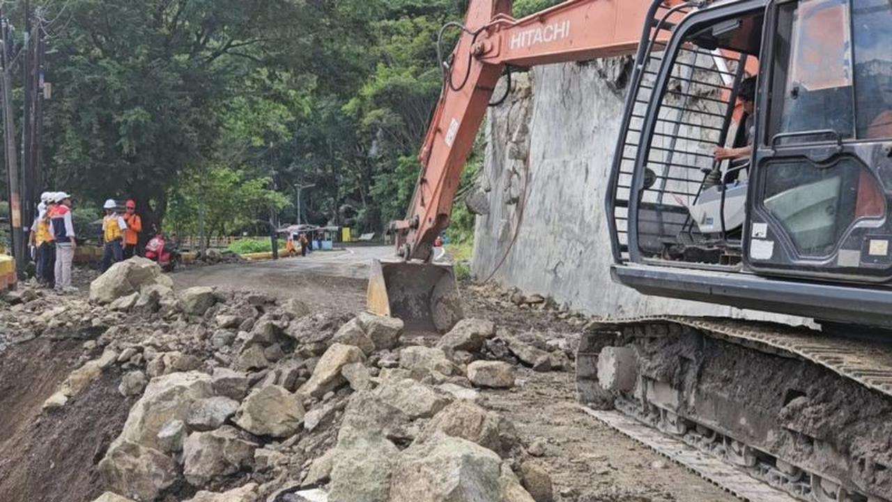 Penyingkiran Batu Besar Jalur Trenggalek-Ponorogo Berhasil, Akses Kembali Normal