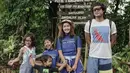 "Difoto ini kami masih pose manis lugu berharap akan hanya trekking seru-seru lucu. Kenyataannya? Seru-seru seram tegang! Hahaha..," tulisnya saat akan menuju air terjun Lider. (Instagram/widimulia)