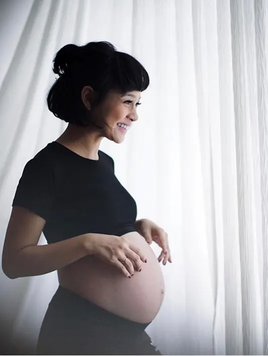 Kabar bahagia itu dibagikan Andien melalui media sosialnya. Foto ceria diranjang, dan buah hatinya dalam dekapannya. Disampingnya sang suami mencium kepala putranya. (Instagram/andienaisyah)