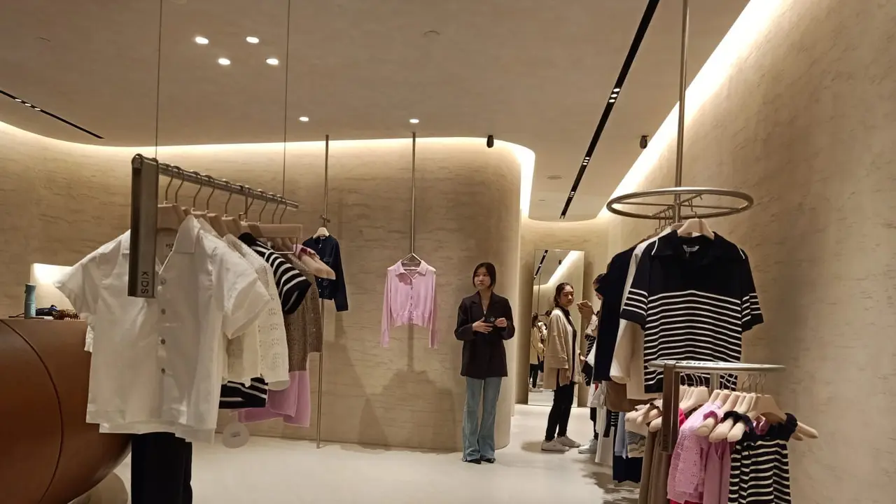 Toko Kedua DUMA Buka di Plaza Indonesia, Hadirkan Koleksi Seragam Ibu dan Anak
