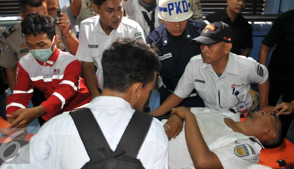 Masinis kereta rel listrik terlihat kesakitan saat akan dibawa kerumah sakit terdekat dengan Stasiun Juanda, Jakarta, Kamis (23/9/2015). Sekitar 34 penumpang KRL luka-luka akibat kecelakaan ini. (Liputan6.com/Gempur M Surya)