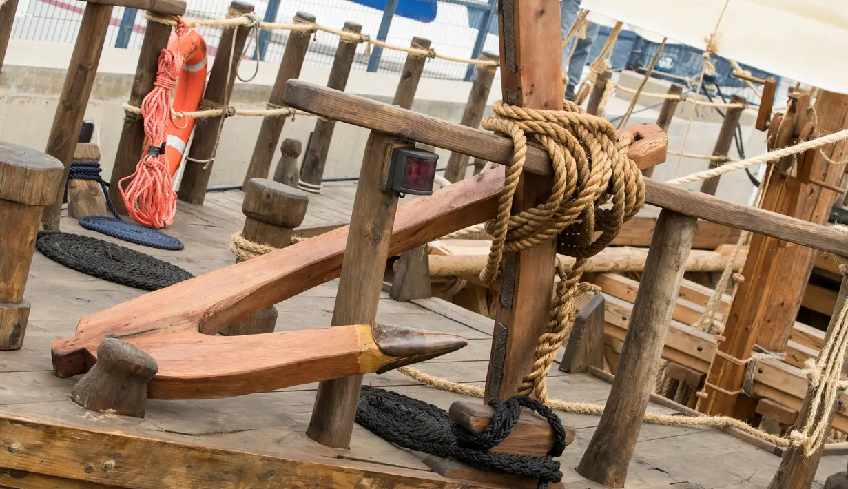 Jangkar Kapal Hellenic berusia 2500 tahun yang terlihat terbuat dari kayu di Pelabuhan Haifa, Israel (17/3). Kapal ini ditemukan di lepas Pantai Kibbutz, Israel. (AFP Photo/Jack Guez)