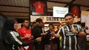 Komunitas IndoManUtd Regional Jakarta memilih hadiah yang diberikan panitia dalam acara Roaring Night edisi perdana di Pitch 98, Kemang, Jakarta, Sabtu (23/12/2023). (Bola.com/Bagaskara Lazuardi)