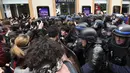 Aksi saling dorong antara demonstran dan polisi di dekat Stasiun Saint-Lazare, Paris, Perancis, Selasa (12/4). Demonstran menentang reformasi hukum perburuhan yang dirancang pemerintah Perancis. (AFP Photo/ Dominique Faget)