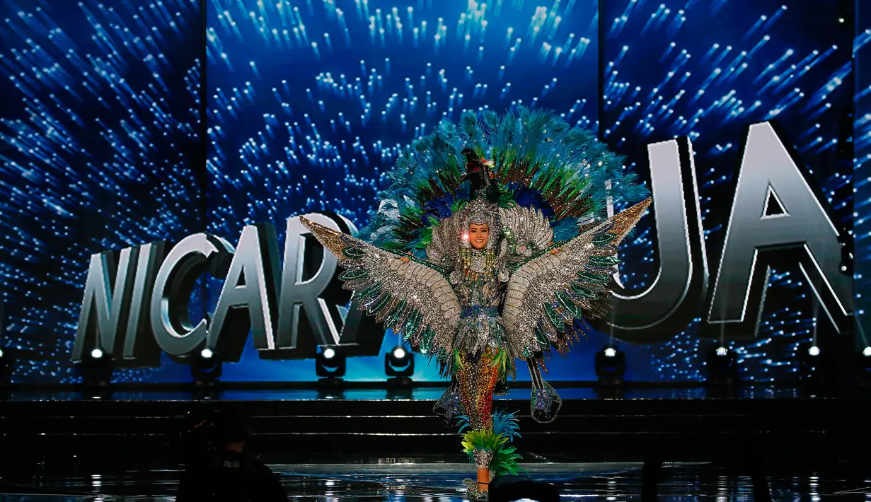 Wakil Nikaragua, Marina Jacoby menampilkan kostum nasionalnya di sesi Preliminary Show Miss Universe 2016 di Manila, Kamis (26/1). 86 kontestan akan kembali berkompetisi di malam final Miss Universe pada 30 Januari mendatang. (AP Photo/Bullit Marquez)