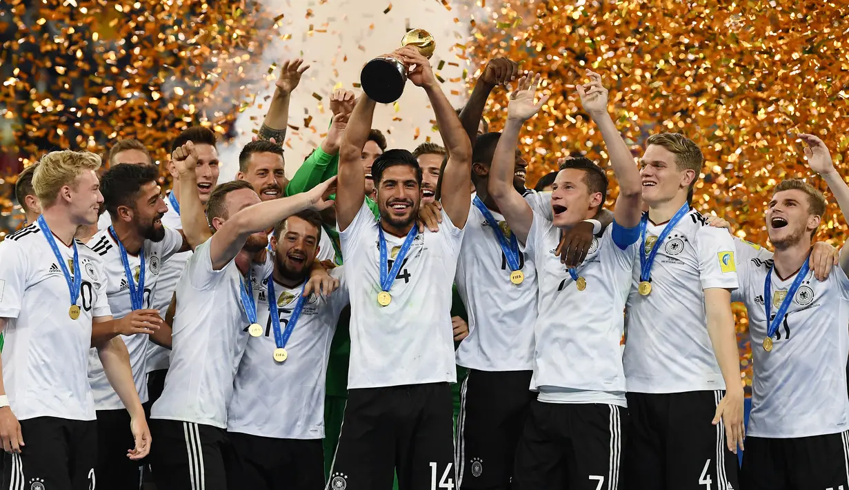 Gelandang Jerman, Emre Can mengangkat trofi bersama timnya saat merayakan kemenanganya usai final Piala Konfederasi 2017 di Stadion Saint Petersburg, Rusia (2/7). (AFP Photo/Franck Fife)