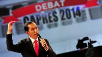 Capres nomor urut dua Joko Widodo saat menyampaikan visi dan misi dalam acara Debat Capres 2014 di Jakarta, Minggu (15/6/14) (Liputan6.com/Johan Tallo)