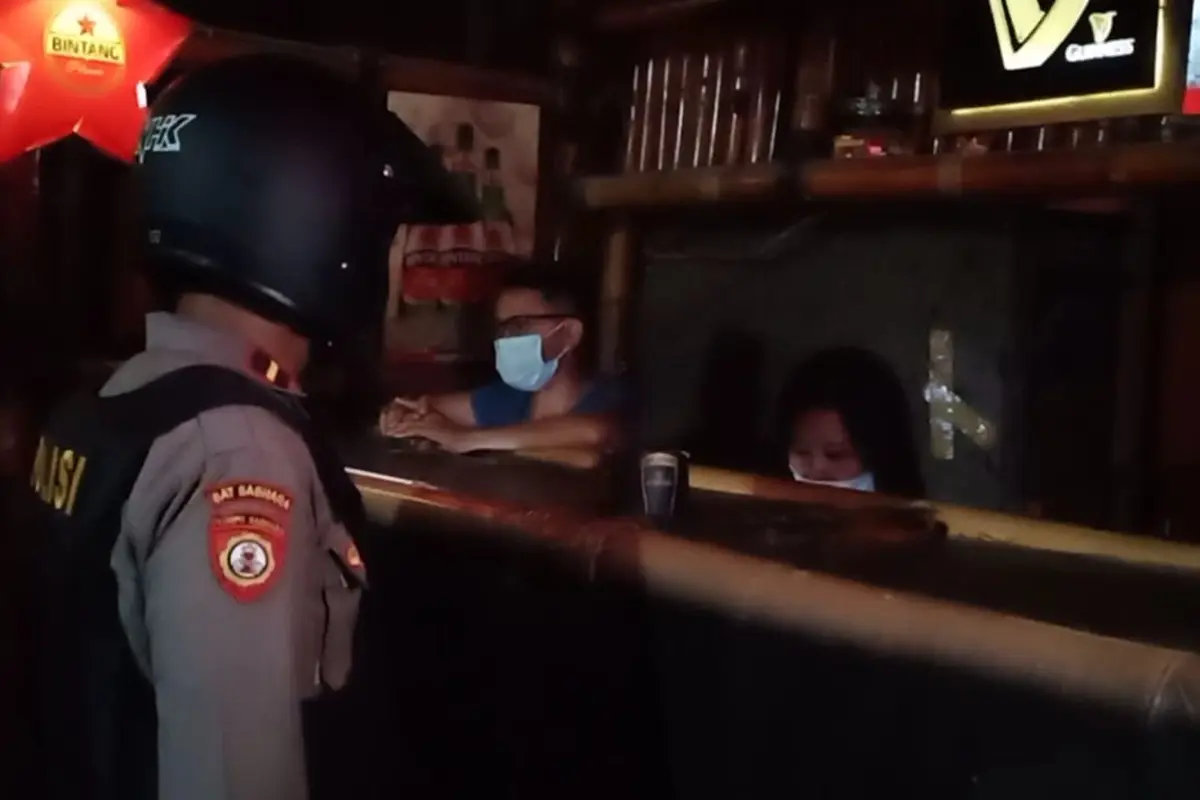 Tim Turjawali Sat Sabhara Polres Sikka, temui pengelolah diskotik dan memberikan himbauan humanis penerapan protokol kesehatan. (Liputan6.com/Dionisius Wilibardus)