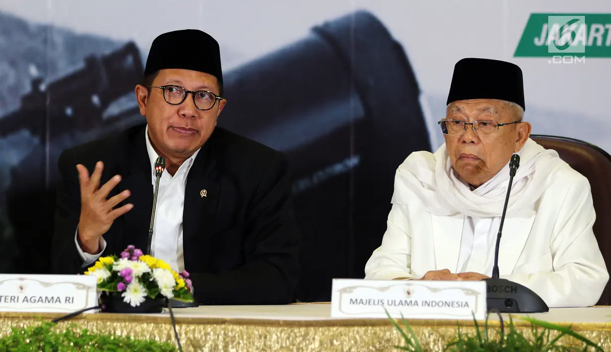 Menteri Agama Lukman Hakim didampingi Ketua MUI Maruf Amin memberikan keterangan hasil sidang isbat di Jakarta,  Kamis (14/6). Pemerintah memutuskan Idul Fitri 1439 H jatuh pada 15 Juni 2018. (Liputan6.com/Johan Tallo)