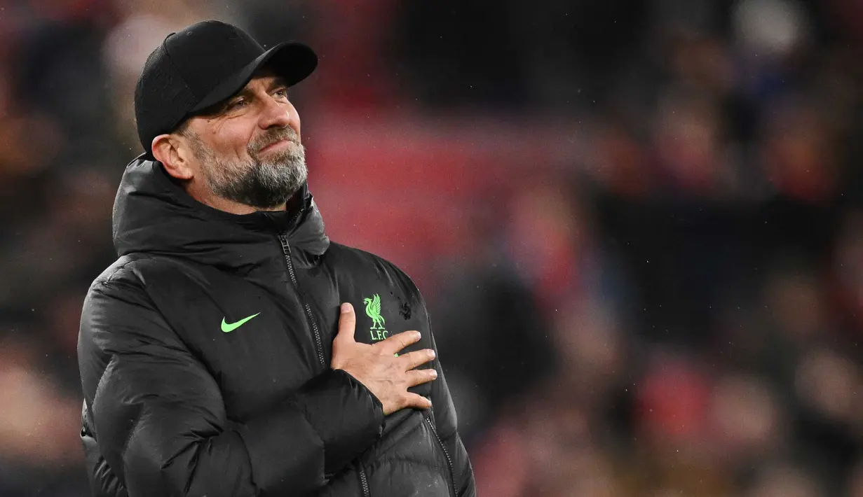 Jurgen Klopp saat merayakan kemenangan timnya di akhir pertandingan sepak bola perempat final Piala Liga Inggris antara Liverpool dan West Ham United di Anfield di Liverpool, barat laut Inggris pada 20 Desember 2023. (Oli SCARFF/AFP)