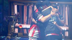 Kyle Giersdorf alias Bugha merayakan kemenangannya pada turnamen game Piala Dunia Fornite kategori tunggal di Arthur Ashe Stadium, New York, Minggu (28/7/2019). Sebanyak 40 juta pemain bertanding di babak kualifikasi dalam kompetisi online yang berlangsung 10 minggu. (Mike Stobe/Getty Images/AFP)