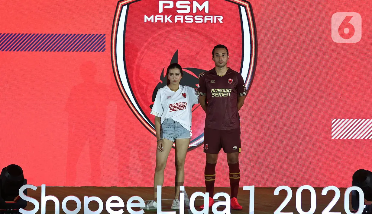 Pemain PSM Makassar berpose mengenakan jersey untuk Shopee Liga 1 2020 saat acara Launcing di Hotel Fairmont, Jakarta, Senin (24/2/2020). Shopee Liga 1 2020 diikuti 18 klub terbaik Indonesia. (Liputan6.com/Johan Tallo)