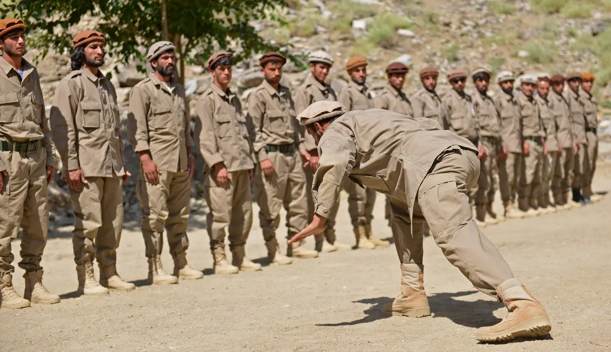 Personel baru pasukan keamanan Afghanistan saat mengambil bagian dalam pelatihan militer di daerah Bandejoy, Distrik Dara, Provinsi Panjshir, Afghanistan (21/8/2021). Sebelumnya beredar, pasukan elite Afghanistan menyatakan janjinya untuk menumpas habis Taliban. (AFP/Ahmad Sahel Arman)