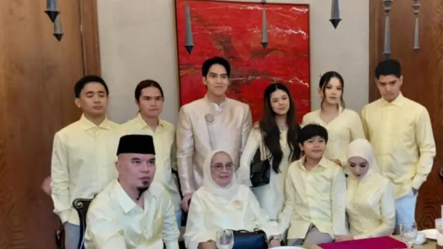 EL Rumi saat Resmi Melamar Syifa Hadju. [@erueru11]