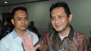 Terdakwa mantan Kepala Dinas Perhubungan DKI Jakarta Udar Pristono menyapa awak media usai menjalani sidang perdana di Pengadilan Tipikor, Jakarta,Senin (6/4/2015). Sidang ditunda karena tim kuasa hukum terdakwa tidak hadir. (Liputan6.com/Herman Zakharia)