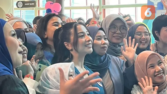 Nikita Willy bersama ibu-ibu peserta acara "Playdate with Nikita and Issa" di sebuah playground di Jakarta Selatan. (Dok: Liputan6.com/dyah)