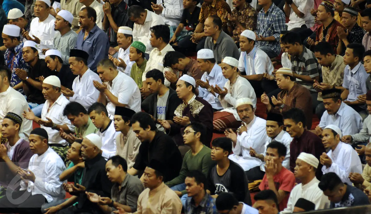 Umat muslim berdoa usai menunaikan shalat tarawih pertama Ramadan 1437 H di masjid Istiqlal, Jakarta, Minggu (5/6/2016). Berdasar, hasil sidang isbat ditetapkan 1 Ramadan jatuh pada Senin (6/6/2016). (Liputan6.com/Helmi Fithriansyah)