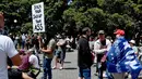 Para pengunjuk rasa menggelar demonstrasi di luar gedung Parlemen Selandia Baru, di Wellington, Selasa (9/11/2021). Ribuan warga Selandia Baru berdemonstrasi memprotes kebijakan vaksin covid-19 dan penguncian (lockdown) yang diterapkan negara itu. (Neil SANDS / AFP)