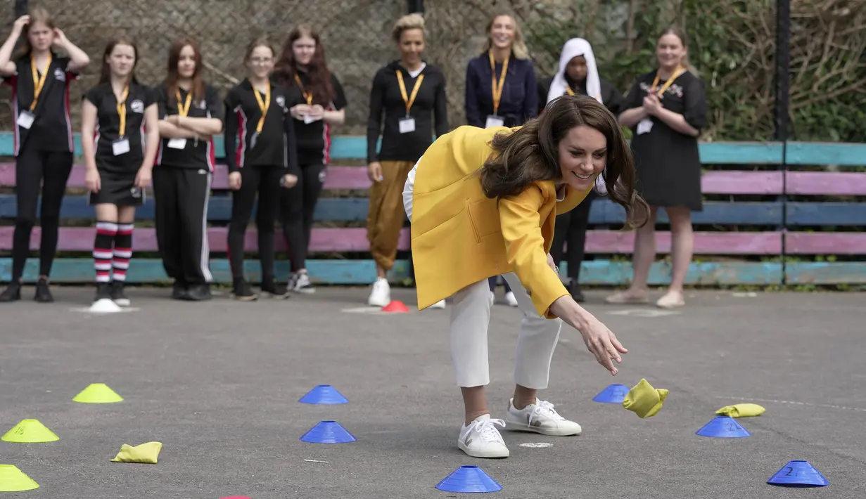 Kate terlihat cerah dengan blazer kuning senilai 359 pound sterling (sekitar Rp6,7 juta) dari LK Bennett berpadu inner. (AP Photo/Kin Cheung, pool)