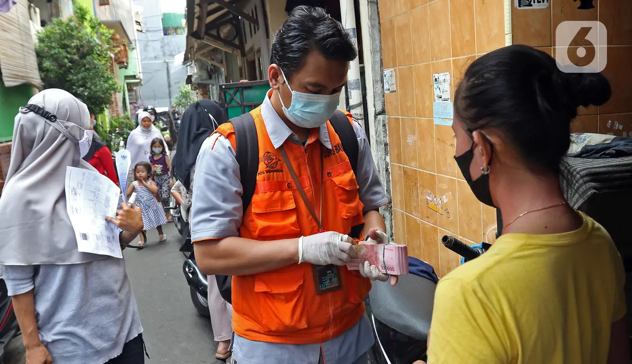 Petugas pos menyalurkan Bantuan Sosial Tunai (BST) dari rumah ke rumah di kawasan Kebon Jahe, Jakarta Pusat, Rabu (21/7/2021). Pada hari ini, Kementerian Sosial bersama PT Pos Indonesia mulai menyalurkan BST kepada 10 juta penerima secara bertahap. (Liputan6.com/Herman Zakharia)