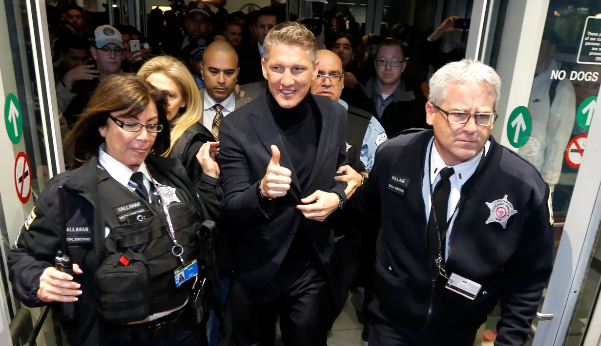 Mantan gelandang Manchester United, Bastian Schweinsteiger menyapa para penggemar setibanya di Bandara Internasional O'Hare, Chicago, Selasa (28/3). Kedatangan Schweinsteiger untuk bergabung dengan klub MLS, Chicago Fire. (AP Photo/Charles Rex Arbogast)
