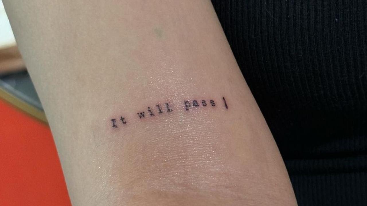 Tato mungil bertuliskan "It will pass" di lengan Rachel Vennya menggambarkan optimismenya bahwa setiap cobaan dalam hidup pasti akan berlalu.<br><br>