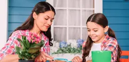 Lewat kindness jar, anak tidak hanya diajak berbuat baik, tetapi juga belajar menyadari bahwa setiap tindakan positif, sekecil apa pun, punya arti. (foto/dok: freepik)