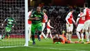 Pemain Swansea City, Ashley Williams melakukan selebrasi usai mencetak gol kegawang Arsenal pada lanjutan liga Inggris di Stadion Emirates (2/3). Swansea menang atas Arsenal dengan skor 2-1. (Reuters/John Sibley)