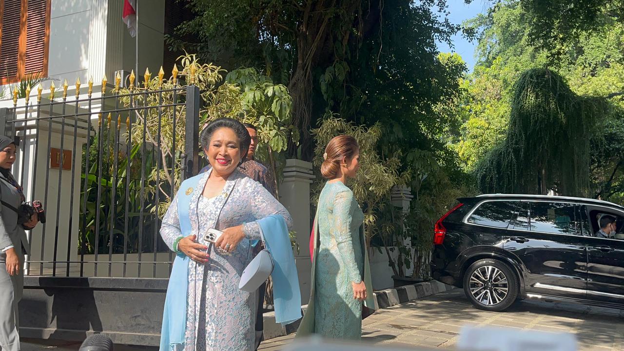 Titiek Soeharto Berkebaya Biru, Hadiri Pelantikan Presiden Terpilih Prabowo Subianto