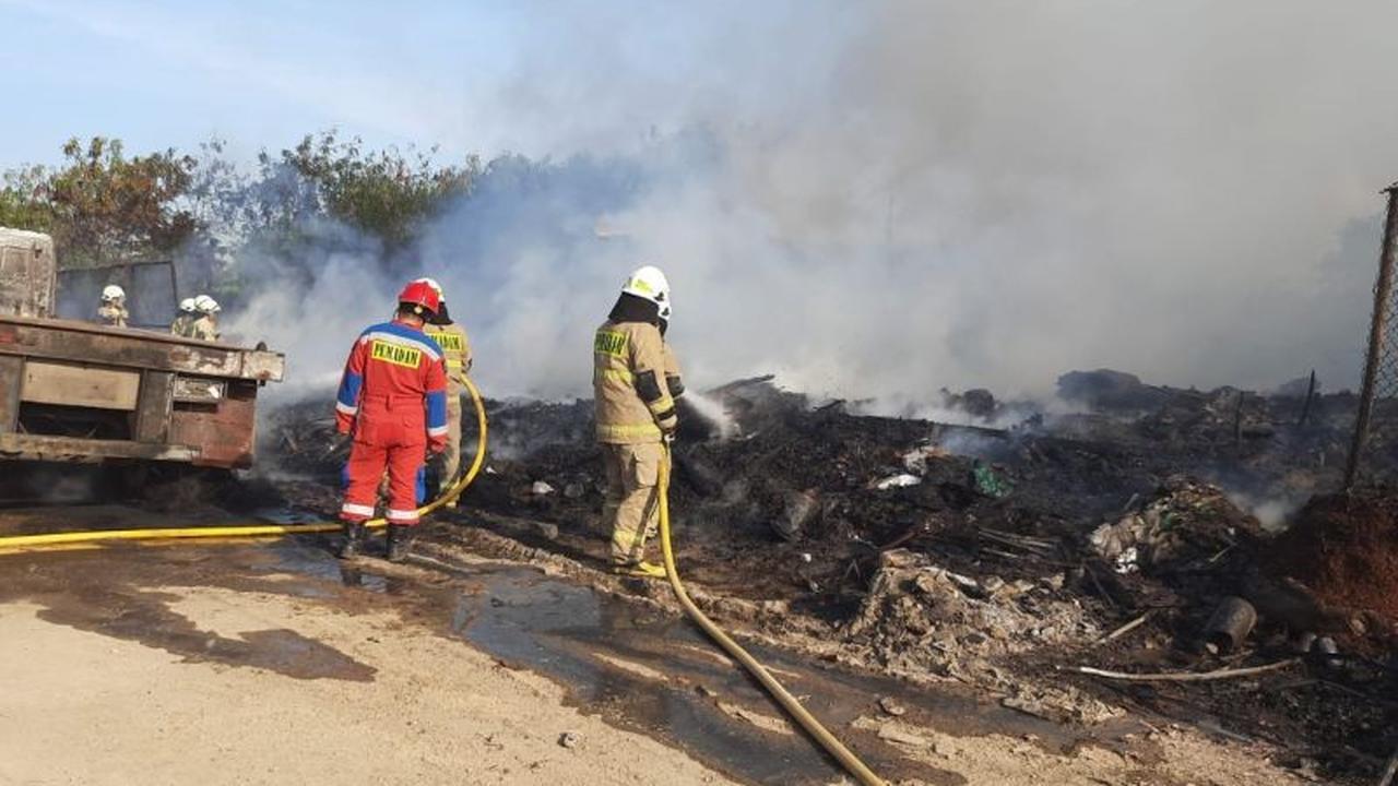 Fakta Unik: Sampah Bakar Truk, 25 Personel Gulkarmat Padamkan Kebakaran Cilincing