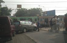 Dihantam commuter line, kaca depan Transjakarta koridor VIII hancur