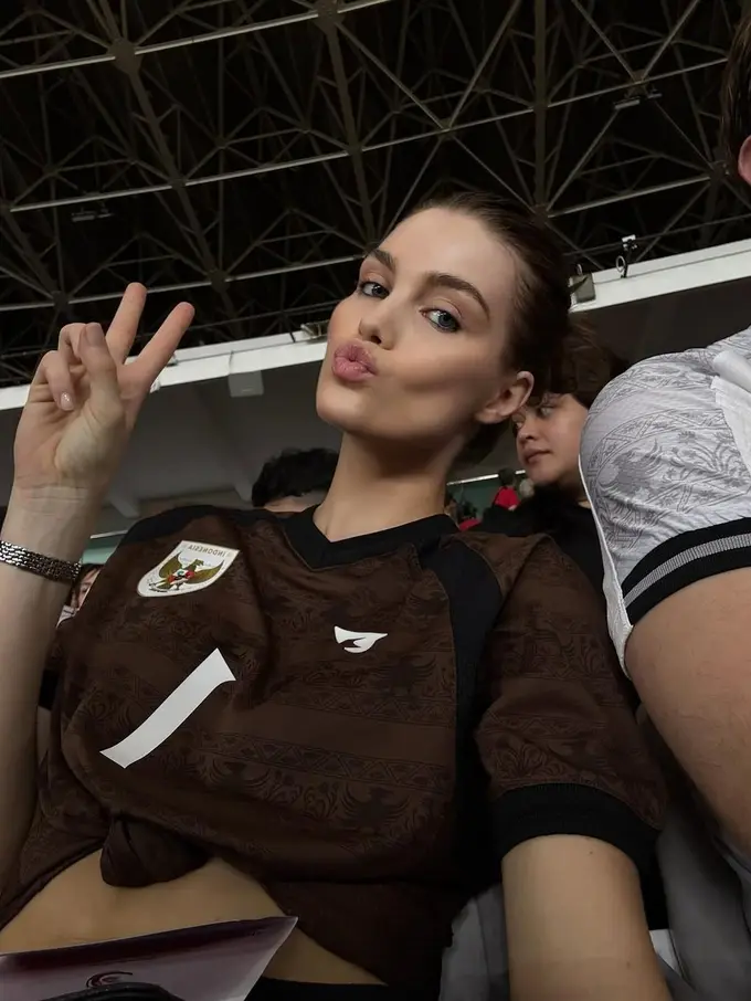 Tanpa Jersey Merah Putih, Model Luna Bijl Tampil Cantik Dukung Maarten Paes Berlaga Timnas Indonesia vs Bahrain