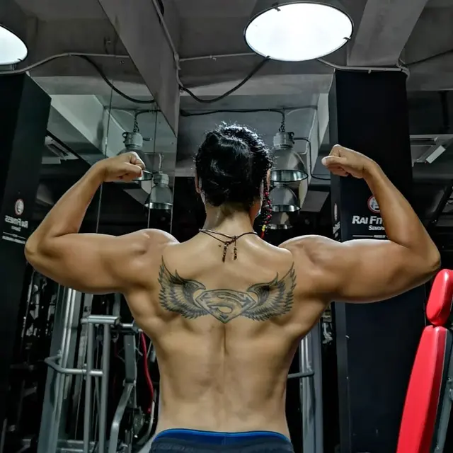 6 Potret Seleb Cowok saat Pamer Tato, Tampil Macho