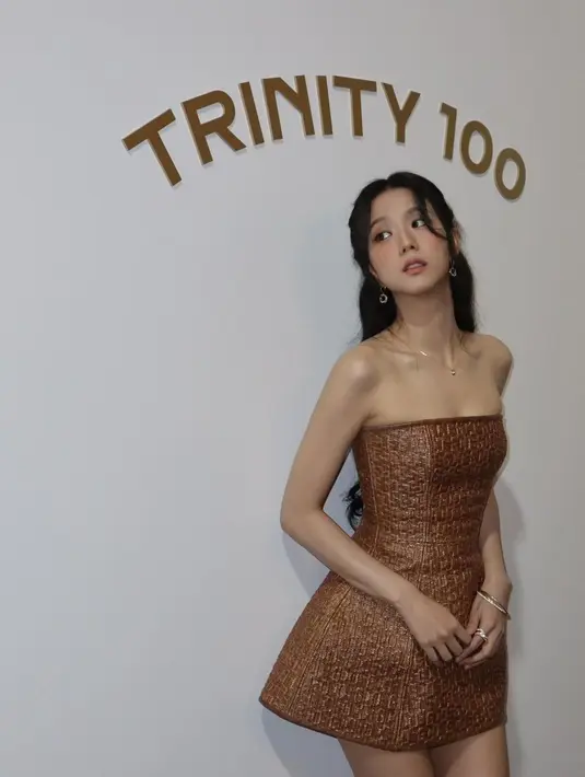 Pesonanya memang tak pernah main-main, walaupun terkesan sederhana, penampilan Jisoo BLACKPINK mengundang banyak perhatian, pasalnya ia terlihat amat cantik bak boneka hidup. [Foto: Instagram/sooyaaa__]