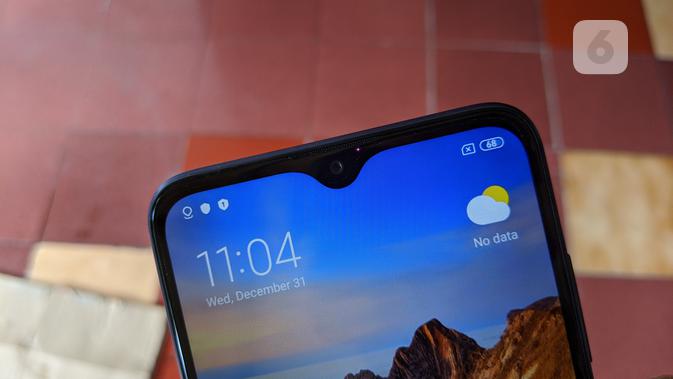 Tampak depan Redmi 8A Pro dengan notch di atas. (Liputan6.com/ Yuslianson)