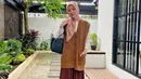 <p>Menggunakan vest oversized dan rok plisket pun bisa jadi pilihan. Padukan dengan gaya hijab ikat pita untuk mempermanis gayamu. [Instagram/xolovelyayana]</p>