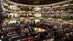Pemandangan toko buku "El Ateneo Grand Splendid" di Buenos Aires, Argentina pada Rabu (9/1). El Ateneo Grand Splendid adalah bangunan yang besar dan megah bekas gedung teater pada awal abad ke-20. (RONALDO SCHEMIDT / AFP)