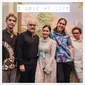 Maia Estianty bersama sang suami, Irwan Mussry dan ketiga anak-anaknya, Al, El dan Dul. (dok. Instagram @maiaestiantyreal/https://www.instagram.com/p/BpinK1il6fn/?hl=en&taken-by=maiaestiantyreal/Putu Elmira)