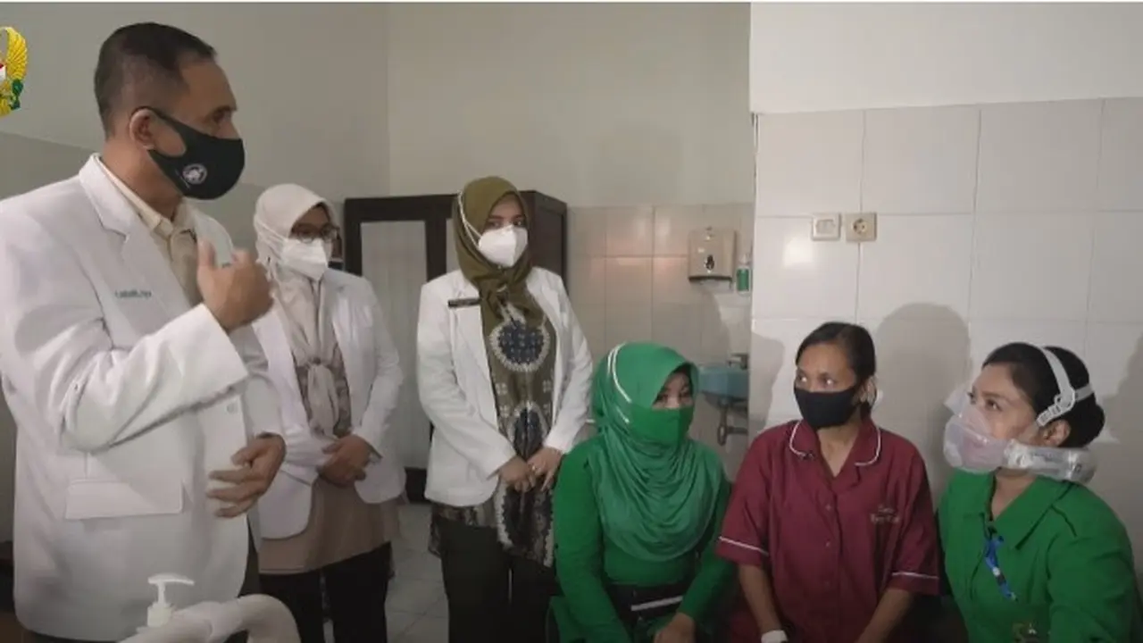 Istri KSAD Hetty Andika Perkasa, saat menjenguk Atika Sari, penderita lumpuh di rumah sakit.(Dokumen TNI AD)