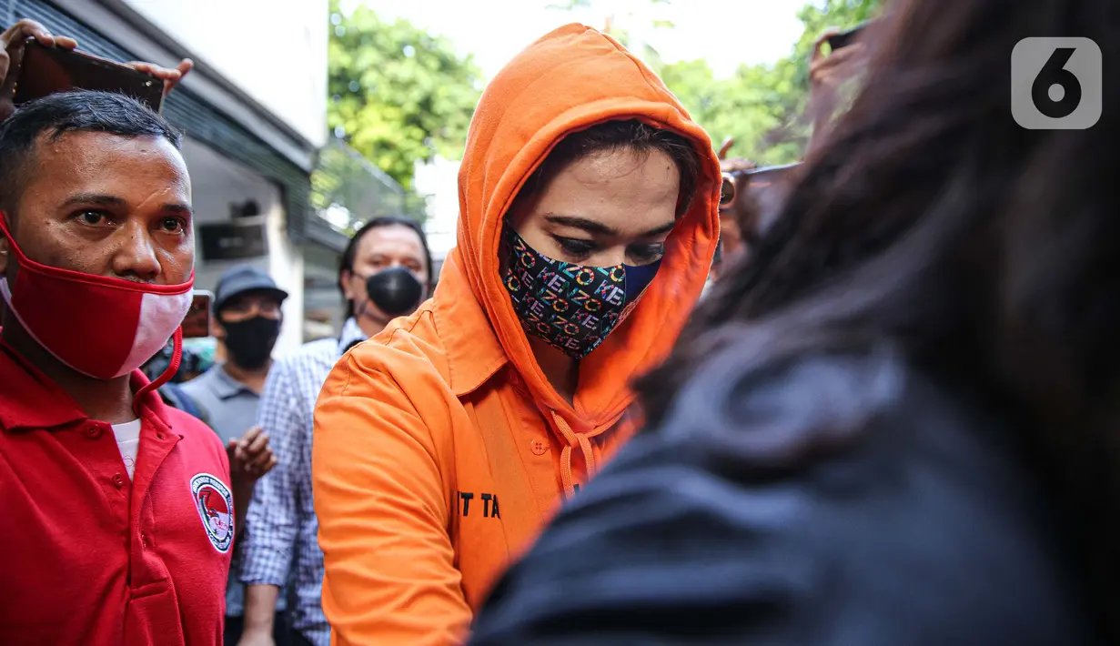 Artis Catherine Wilson dihadirkan sebagai tersangka saat pengungkapan kasus narkoba di Polda Metro Jaya,  Sabtu (18/7/2020). Catherine menjadi tersangka penyalahgunaan narkoba usai di tangkap petugas di rumahnya dengan barang bukti 2 gram sabu. (Liputan6.com/Faizal Fanani)