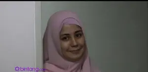 Risty Tagor terlihat cantik merona saat menggelar pengajian rutin di kediamannya. Ia meminta do’a untuk kelancaran persidangan nantinya.