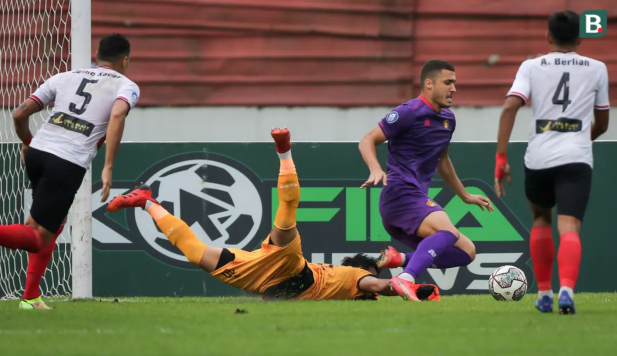 Kiper Madura United, Muhammad Ridho (tengah) berebut bola dengan pemain Persik Kediri, Arthur Felix Silva dalam laga pekan ke-13 BRI Liga 1 2021/2022 di Stadion Moch. Soebroto, Magelang, Rabu (24/11/2021). (Bola.com/Bagaskara Lazuardi)