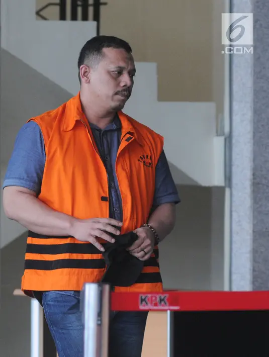 Tersangka suap fasilitas dan perizinan Lapas Sukamiskin, Andi Rahmat usai menjalani pemeriksaan di Gedung KPK, Jakarta, Kamis (30/8). Andi merupakan orang kepercayaan narapidana kasus suap Bakamla Fahmi Darmawansyah. (Merdeka.com/Dwi Narwoko)