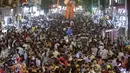 Orang-orang memadati pasar saat mereka berbelanja menjelang festival Diwali di Mumbai, India, Minggu (31/10/2021). Diwali, Festival lampu Hindu, akan dirayakan pada 4 November. (AP Photo/Rajanish Kakade)