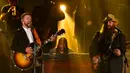 Justin Timberlake  (kiri) bersama Chris Stapleton saat mengisi acara CMA Awards 2015 di Tennessee, Amerika serikat, Rabu (4/11/2015).  Country Music Association (CMA) ini sudah diselenggarakan ke - 49 kali. (REUTERS/Harrison McClary)
