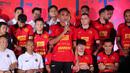 <p>Rizky Ridho menyapa para Jakmania yang hadir pada launching skuad Dan jersey Persija Jakarta Yang berlangsung di Jakarta International Stadium (JIS), Rabu (7/8/2024) malam WIB.</p>