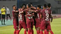 Sejumlah pemain Persis merayakan gol kedua timnya laga pembuka Liga 2 2021/2022 antara Persis Solo melawan PSG Pati di Stadion Manahan, Solo, Minggu (26/09/2021) malam WIB. Persis Solo menang 2-0. (Bola.com/Vincentius Atmaja)